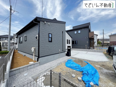 【外観】 | Livele Garden.S熊谷市末広第5　【平屋】新築住宅 | ≪1号棟≫モダンで落ち着いた外観デザイン。青空が広く感じられる開放的な住環境です。平屋ならではの安定感があり、地震にも強い構造が魅力です。
現地(2026年4月撮影)