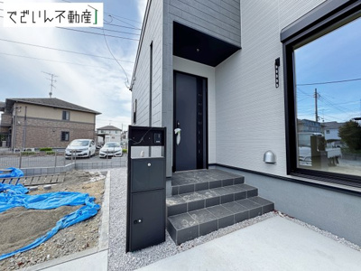【玄関】 | Livele Garden.S熊谷市末広第5　【平屋】新築住宅 | ≪1号棟≫宅配BOX付の門柱・POSTがあり、便利です♪
現地(2026年4月撮影)