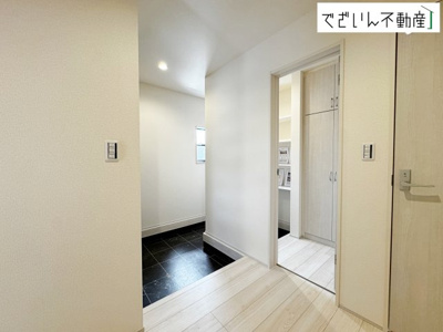 【玄関】 | Livele Garden.S熊谷市末広第5　【平屋】新築住宅 | ≪1号棟≫「ただいま」と「おかえり」が自然と交わされる、明るく開放的な玄関。家族の絆が深まる場所です。
現地(2026年4月撮影)