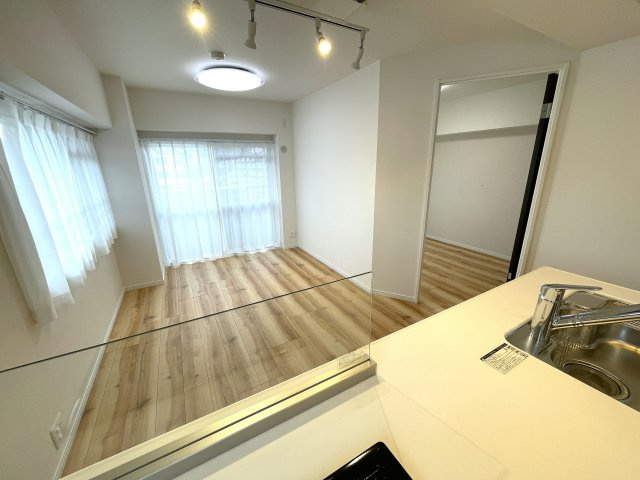 相鉄にお勤めの方には、バッチコイ！いつでも発車オーライ『上星川ダイカンプラザ弐号館』リノベーションの居間・リビング|ゆったりとしたリビングです