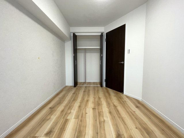 相鉄にお勤めの方には、バッチコイ！いつでも発車オーライ『上星川ダイカンプラザ弐号館』リノベーションの洋室|スタンダードな洋室です