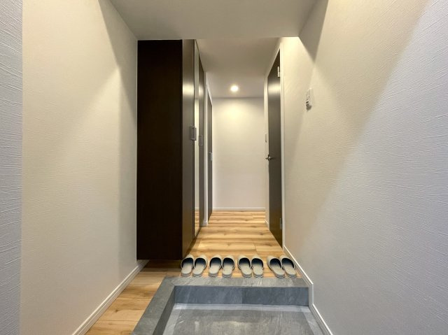 相鉄にお勤めの方には、バッチコイ！いつでも発車オーライ『上星川ダイカンプラザ弐号館』リノベーションの玄関|シンプルで使いやすい玄関です