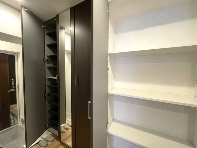 相鉄にお勤めの方には、バッチコイ！いつでも発車オーライ『上星川ダイカンプラザ弐号館』リノベーションの収納|ちょっとした収納スペースも充実しています