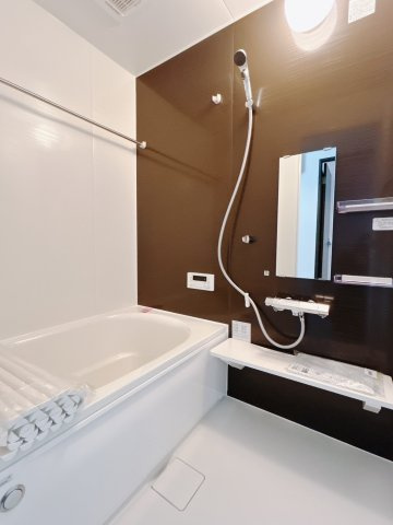 【中古戸建】高崎市岩鼻町1期の浴室|■浴室｜デザイン性に優れた浴室♪1日の疲れを癒す、ゆったりとしたバスタイムをぜひお過ごしください(*＾＾*)大きな窓付きで嬉しい♪