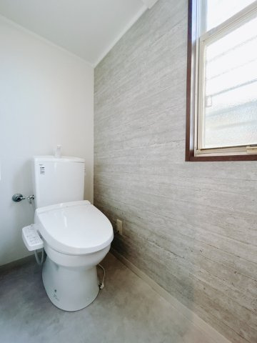 【中古戸建】高崎市岩鼻町1期のトイレ|■トイレ｜窓付きのトイレになっています。またオシャレなアクセントクロス付きで気分もあがります。