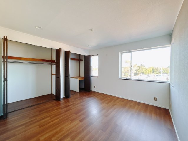 【中古戸建】高崎市岩鼻町1期の寝室|■主寝室｜広い寝室ならインテリアも自由自在にお楽しみいただけます♪お外から帰ってきた後は寝室でゆっくり自分の時間をお過ごしください。