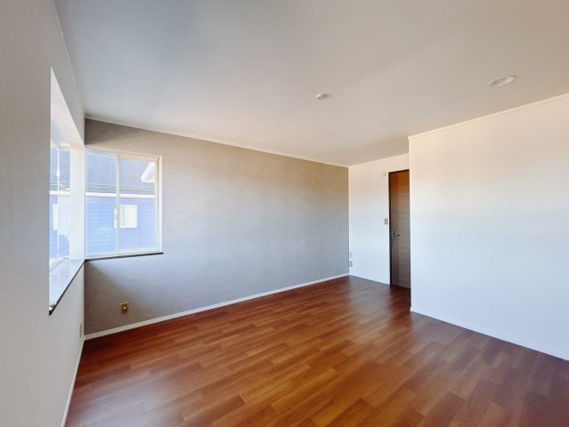 【中古戸建】高崎市岩鼻町1期の寝室|■主寝室｜寝室にはアクセントクロスをあしらい、ホテルのような落ち着いた空間を演出しました。南向きなので陽当りも良く、朝は爽やかな陽射しがお部屋を包みます☆