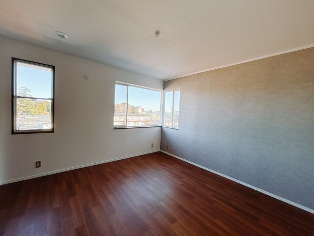 【中古戸建】高崎市岩鼻町1期の寝室|■主寝室｜ベッドやテレビなどの大き目の家具を置いても余裕のある広々主寝室です♪家事やお仕事にお疲れなパパ・ママがゆっくりと過ごせる空間です♪