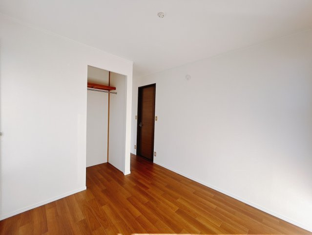 【中古戸建】高崎市岩鼻町1期の洋室|■洋室｜ナチュラルカラーの床です。模様替えなどとても楽しく工夫できます♪陽当たり、風通しもとても良いので毎日快適な生活スタートです！子供部屋にも良いですね♪