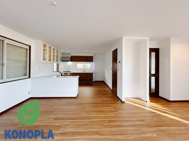 【中古戸建】高崎市岩鼻町1期の居間・リビング|■リビング｜時の流れと共に陽射しは装いを変え空間に新たな彩りを与えます。一日中家に居ても飽きることなく過ごすことができる素敵な空間です♪