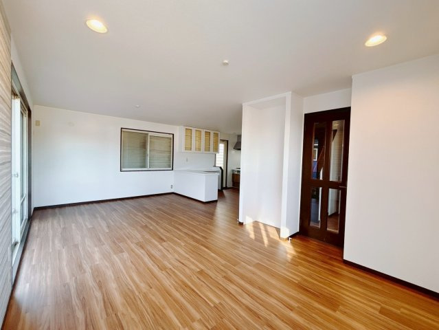 【中古戸建】高崎市岩鼻町1期の居間・リビング|■リビング｜時の流れと共に陽射しは装いを変え空間に新たな彩りを与えます。一日中家に居ても飽きることなく過ごすことができる素敵な空間です♪