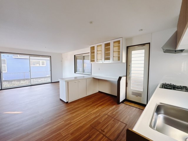 【中古戸建】高崎市岩鼻町1期の居間・リビング|■リビング｜落ち着きのある表情を見せるリビングダイニング。太陽の光がたっぷり差し込むリビングは、自然とご家族が集まる居心地の良い空間です。