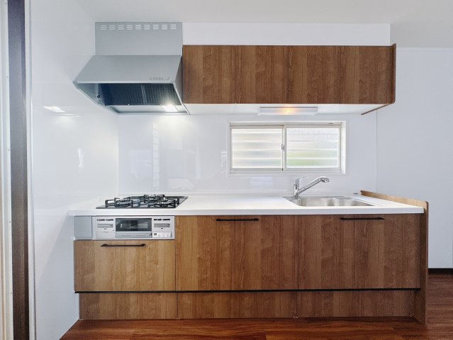 【中古戸建】高崎市岩鼻町1期のキッチン|■キッチン｜ワークトップ下には、圧力鍋やパスタ鍋などのかさばる調理器具もラクラク収納可能なスライド収納！ものが溢れがちなキッチン回りもスッキリきれいに管理ができます♪