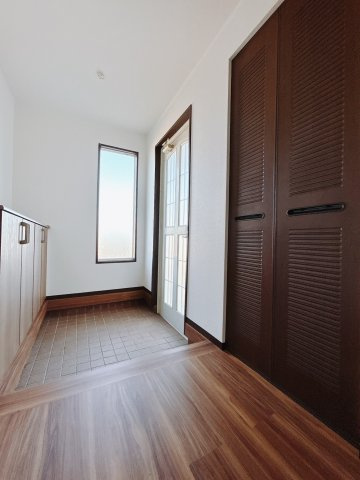 【中古戸建】高崎市岩鼻町1期の玄関|■玄関｜「玄関から、我が家を心地よく。自然の風や光を感じられる気持ちのいい玄関へ。」永く居心地のいい暮らしを演出する快適性能と安心を両立させたドアを採用しました！