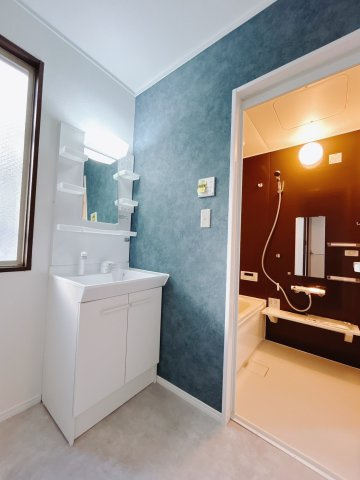 【中古戸建】高崎市岩鼻町1期の独立洗面台|■洗面室｜ゆとりのある洗面脱衣室ではお子様と並んで歯磨きもできるので一緒に成長を楽しめます♪ひろびろとした洗面室で、朝の準備も楽しくなります☆.*