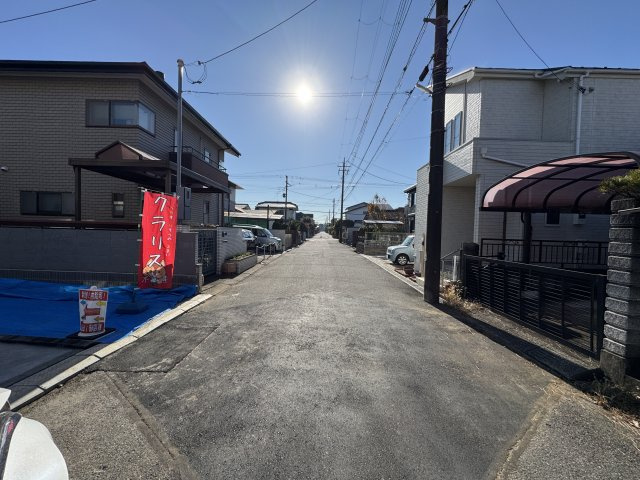 松戸市小金原５丁目新築戸建【貝の花小学校：7分】の前面道路含む現地写真|西側前面道路・幅員約6ｍ