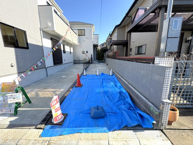松戸市小金原５丁目新築戸建【貝の花小学校：7分】の前面道路含む現地写真|B号棟駐車スペース・縦列2台駐車可