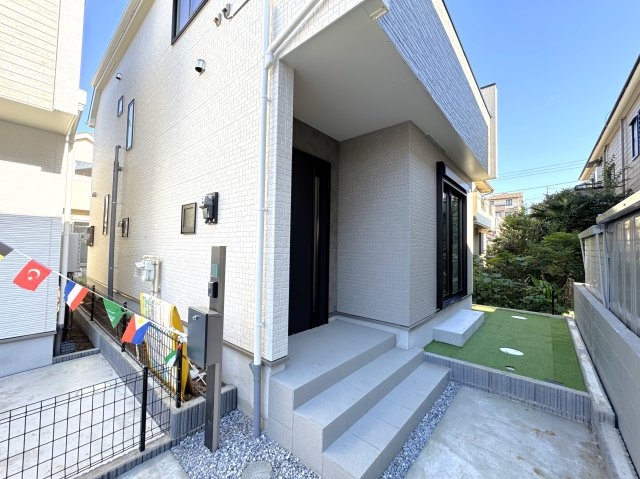 松戸市小金原５丁目新築戸建【貝の花小学校：7分】のエントランス|エントランス・玄関ポーチ