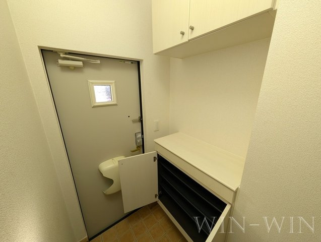 昴 Aの玄関