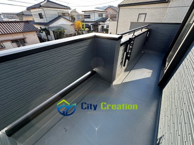 平塚市南原１丁目　新築戸建　全３棟のバルコニー