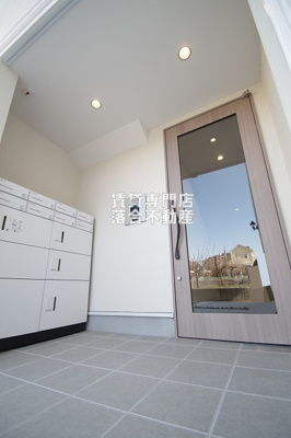 【エントランス】 | アゼリア | オートロック付きで安心♪便利な宅配ボックス完備