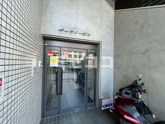 ギャラリービルのエントランス