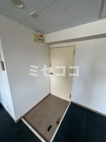 ギャラリービルの玄関