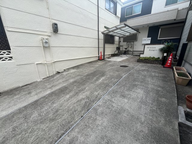 メゾン朝霧の駐車場