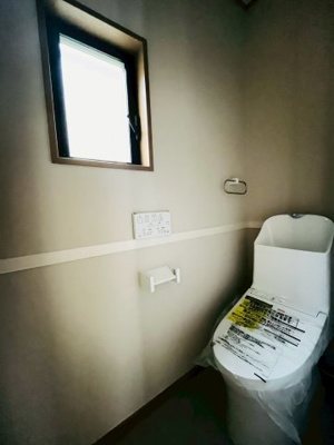 【トイレ】 | 鶴見区緑３丁目中古戸建 | 温水洗浄便座完備の洋式トイレ。手元で操作できる壁面リモコンで快適な使い心地。