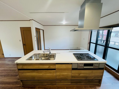 【キッチン】 | 鶴見区緑３丁目中古戸建 | 存在感のあるアイランドキッチンですが、お部屋に馴染む木目調デザインです。