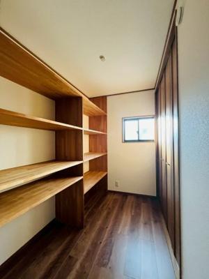 【収納】 | 鶴見区緑３丁目中古戸建 | 納戸（約3.0帖）：4階の収納スペース。