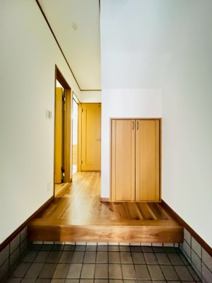 【玄関】 | 鶴見区緑３丁目中古戸建 | 広めの玄関ホールには扉付きの収納スペースを備えています。