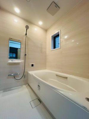 【浴室】 | 鶴見区緑３丁目中古戸建 | 木目調の浴室パネルで、お部屋のようなリラックス空間を演出するバスルームです。