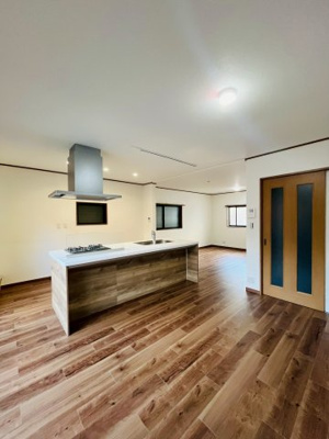 【居間・リビング】 | 鶴見区緑３丁目中古戸建 | LDK（約21.0帖）：アイランドキッチンが特徴的な広々LDK。