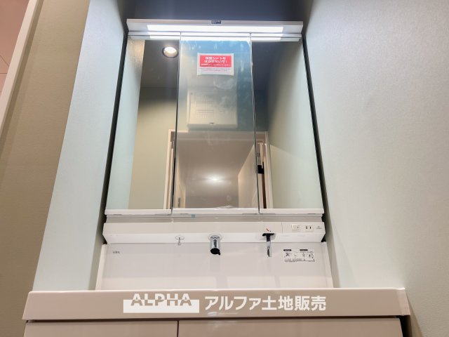 日野市南平3丁目　中古戸建の独立洗面台|シンプルで使いやすい洗面台。収納力のある三面鏡とシャワー付き水栓で、朝の準備もスムーズに。