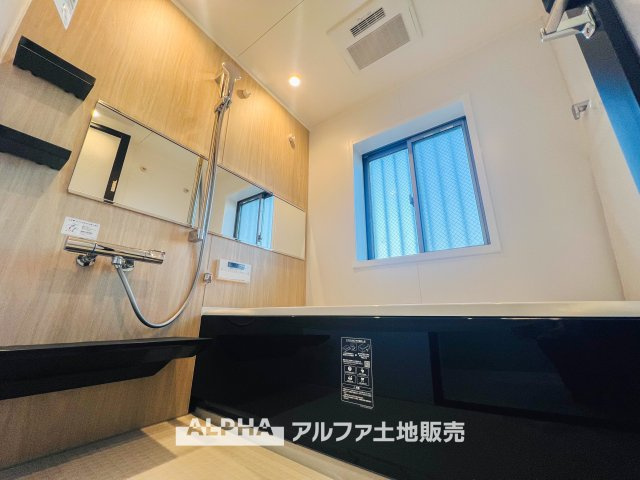 日野市南平3丁目　中古戸建の浴室|雨に日でも洗濯物が乾かせ、同時に室内を乾燥させる為、カビ、汚れの発生を抑えます。暖房機機能があり冬場は入浴前に暖め可能でとても重宝します。