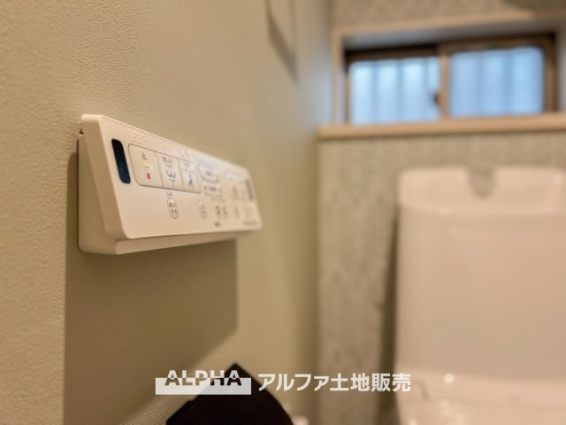 日野市南平3丁目　中古戸建のトイレ|操作がしやすい壁面パネルタイプのトイレ。洗浄の種類や温度調整など、好みに合わせて設定できます。