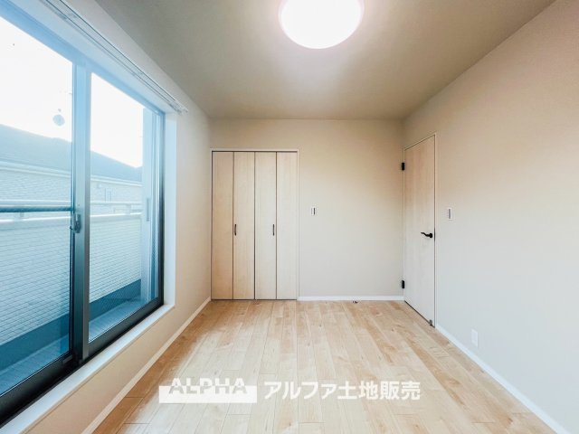 日野市南平3丁目　中古戸建の洋室|光に包まれるように設計された空間。太陽の光が爽やかな目覚めを誘い、良い一日を予感させてくれます。