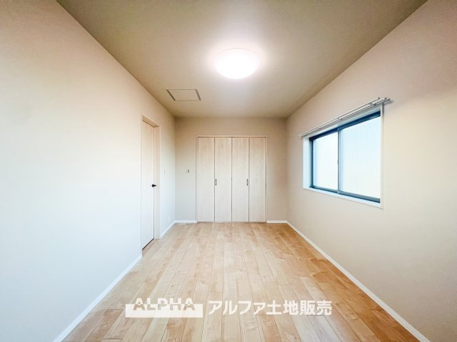 日野市南平3丁目　中古戸建の玄関|窓からの光が室内を明るく照らす洋室。シンプルな内装で、家具のレイアウトもしやすい形状です。