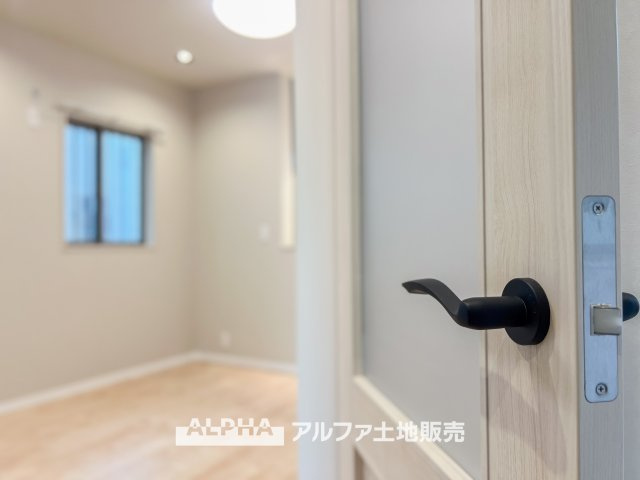 日野市南平3丁目　中古戸建の内装|室内構成に拘り採光とセンスを散りばめた空間。それは『柔らかさ』に似た素敵な居場所。そこに暮らす人のことを考えつくり出したものは『癒し』という心地よい居場所