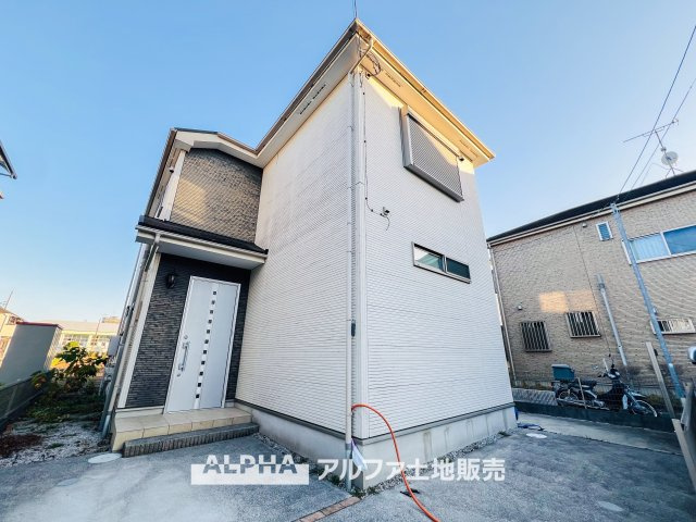 日野市南平3丁目　中古戸建の外観|明るいホワイトの外観が印象的な一戸建て。植栽スペース付きで、ガーデニングも楽しめる住まいです。