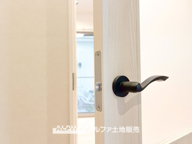 日野市南平3丁目　中古戸建の居間・リビング|リビングルームのドアを開き『ただいま～』と声をかける私。呼応するように『おかえり～』と明るい声で返す家族達。その声が聞える瞬間こそ温もりを感じるとても幸せの時間