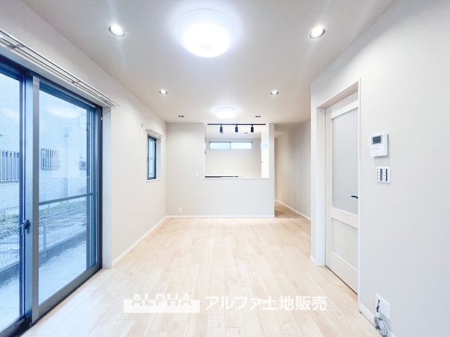 日野市南平3丁目　中古戸建の居間・リビング|窓を多く設けたLDKは、陽光がたっぷり差し込む明るい空間。室内はナチュラルな床材で統一され、家具の配置もしやすいシンプルな間取り。家族が自然と集まる居心地の良い空間です。