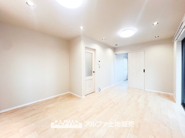 日野市南平3丁目　中古戸建の居間・リビング|大きな掃き出し窓にはやわらかなカーテンを採用し、日差しを程よく取り入れながら落ち着いた雰囲気に。昼は明るく、夜は柔らかな照明と合わせて心地よいひとときを演出します。
