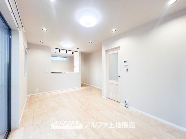 日野市南平3丁目　中古戸建の居間・リビング|奥行きのあるLDKは、空間を広く見せながら自然光をしっかり取り込む配置。家具を置いてもゆとりがあり、リビングとダイニングをゆるやかに分けて使えるレイアウトです。