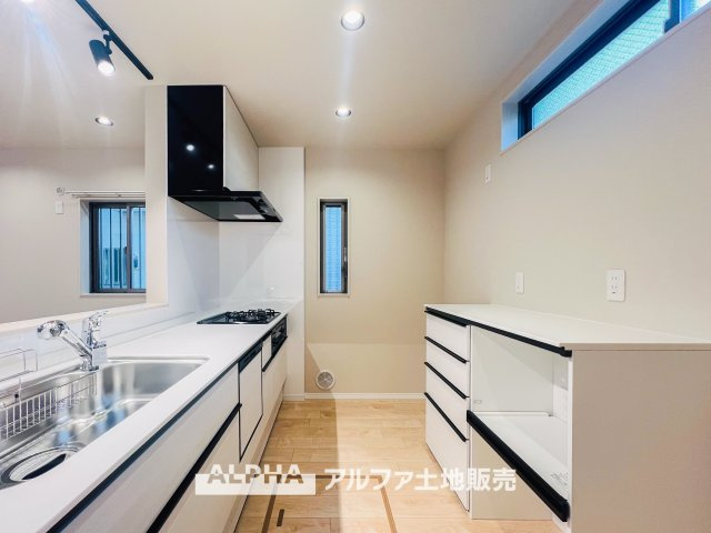 日野市南平3丁目　中古戸建のキッチン|美しく使いやすいキッチンは油汚れが簡単に拭き取れる素材で加工されており使いやすい仕様です。