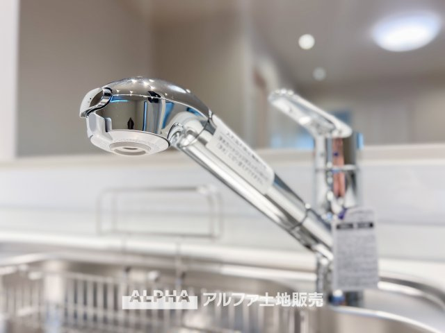 日野市南平3丁目　中古戸建のキッチン|蛇口から流れ出すお水はクリーンでいつも楽しめます。また浄水器内臓シャワー混合栓なので場所取らずのスッキリとしたスタイルです。