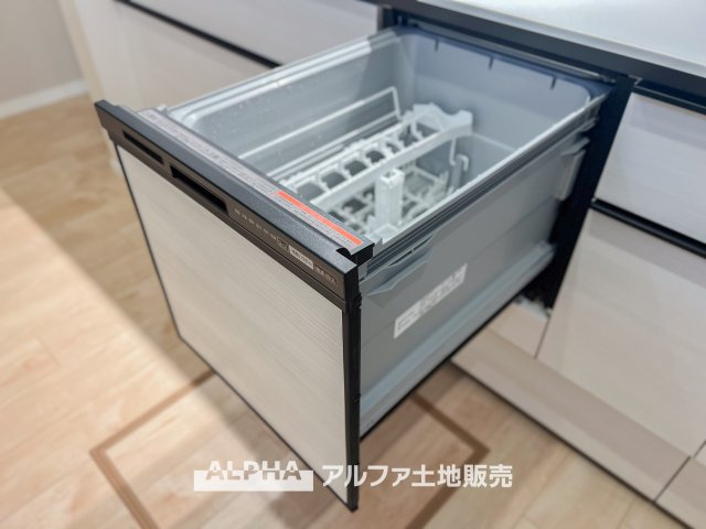 日野市南平3丁目　中古戸建のキッチン|お子様の面倒を見れる時間が増え時短になります。加えて手荒れも防げてしかも節水が高い為、大変人気があり重宝します。