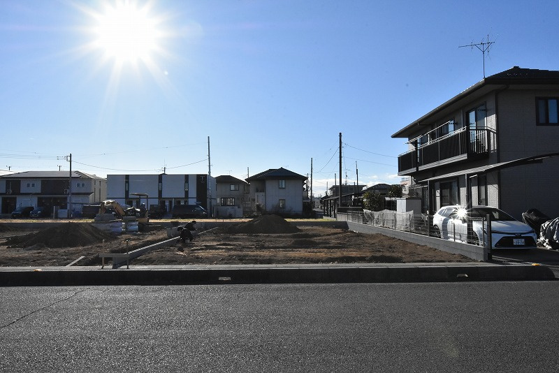 伊奈町中央４丁目　売地全５区画の外観|現地、造成工事中です。ブロック積みと歩道の縁石切下げ工事完了後のお引渡しです。