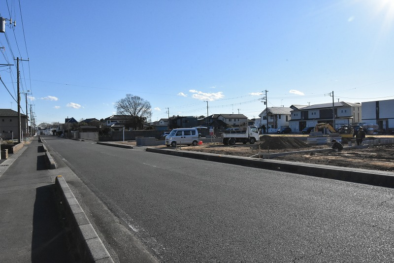 伊奈町中央４丁目　売地全５区画の前面道路含む現地写真